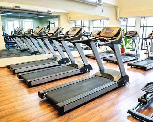 Electric treadmill with integrated voice chip for safety prompts